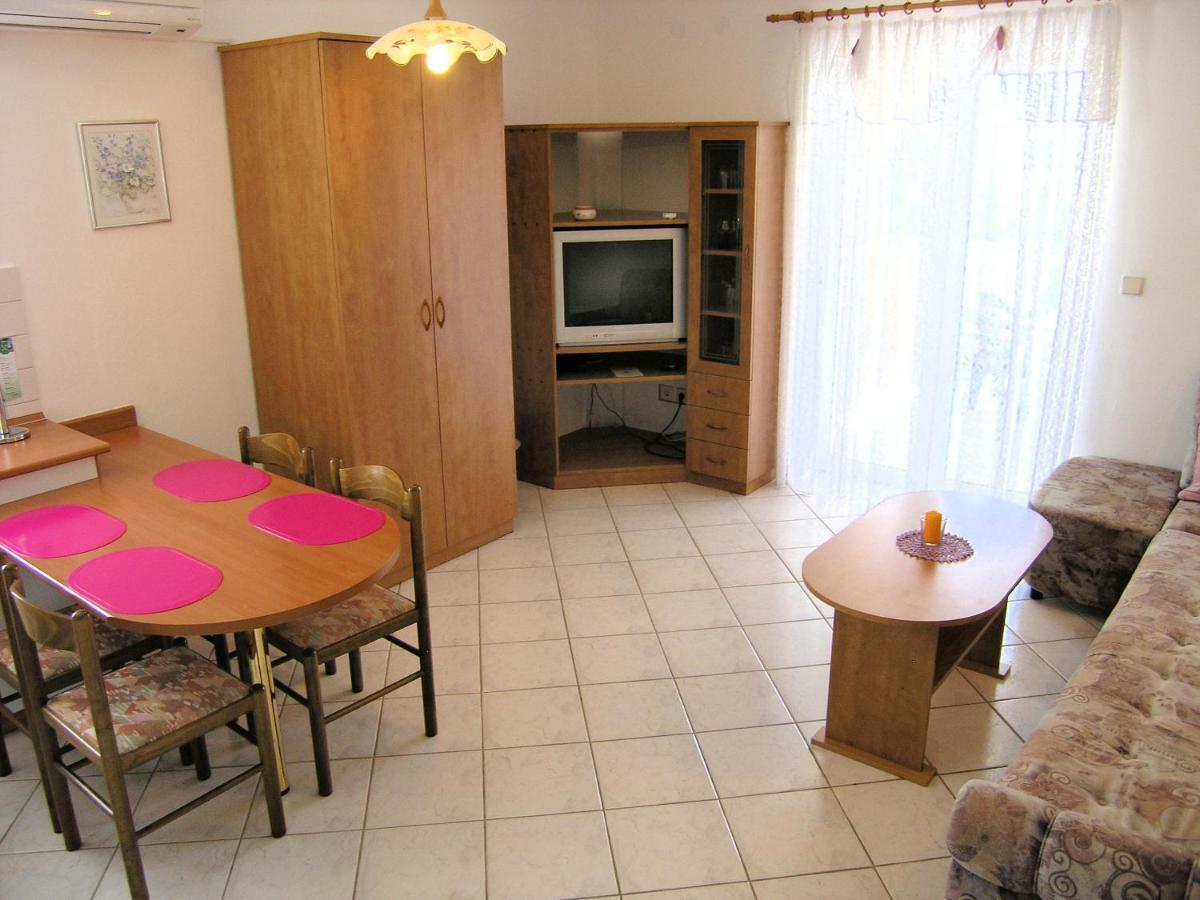 Appartamento Apartman Juric Krk Town Esterno foto