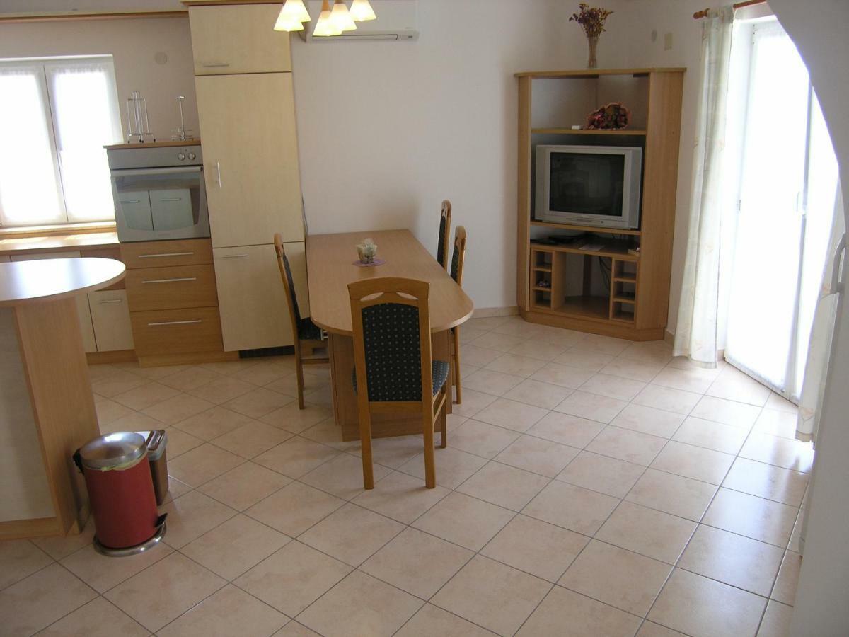 Appartamento Apartman Juric Krk Town Esterno foto