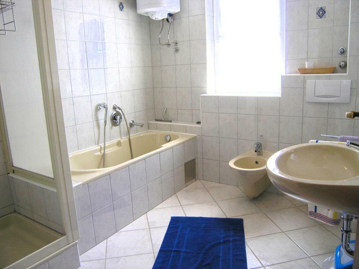 Appartamento Apartman Juric Krk Town Esterno foto