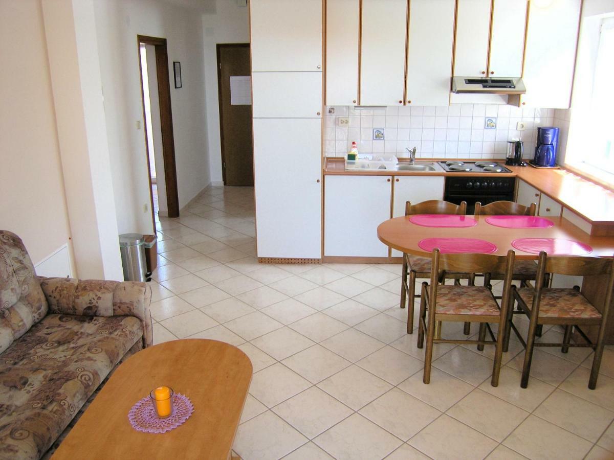 Appartamento Apartman Juric Krk Town Esterno foto