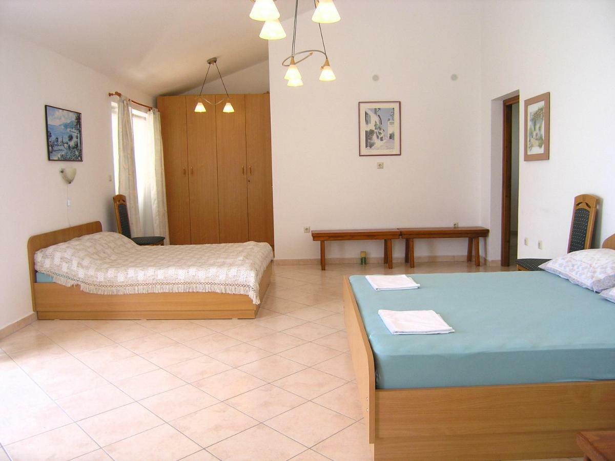 Appartamento Apartman Juric Krk Town Esterno foto