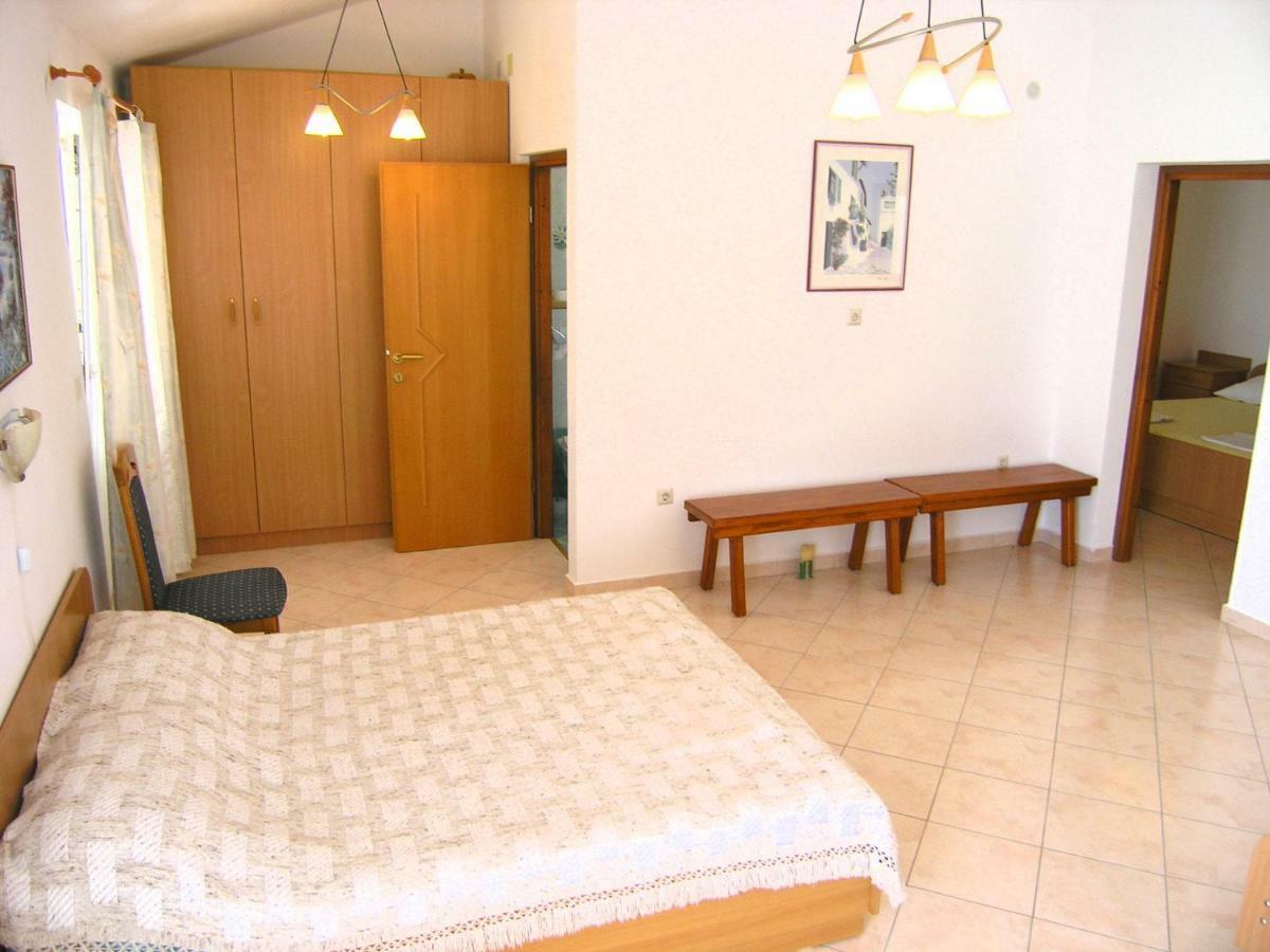 Appartamento Apartman Juric Krk Town Esterno foto