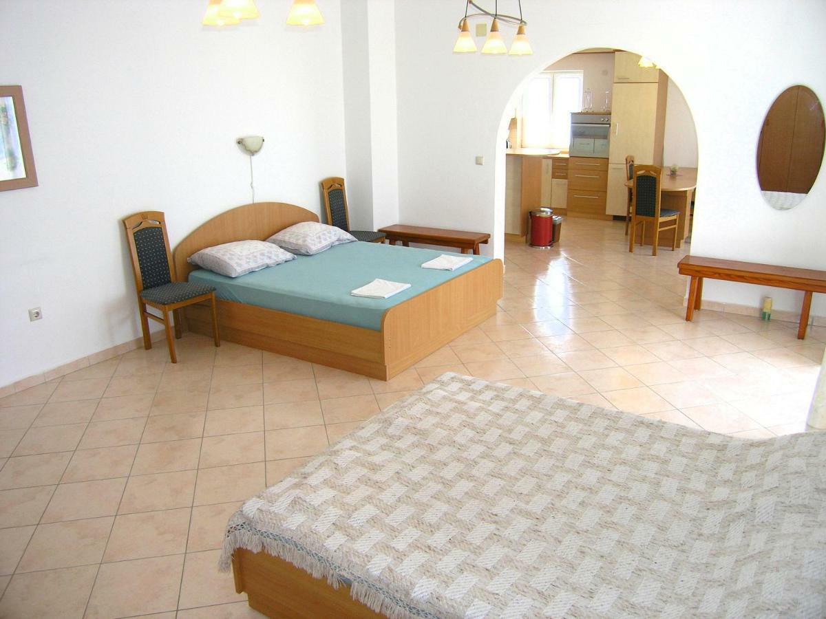 Appartamento Apartman Juric Krk Town Esterno foto