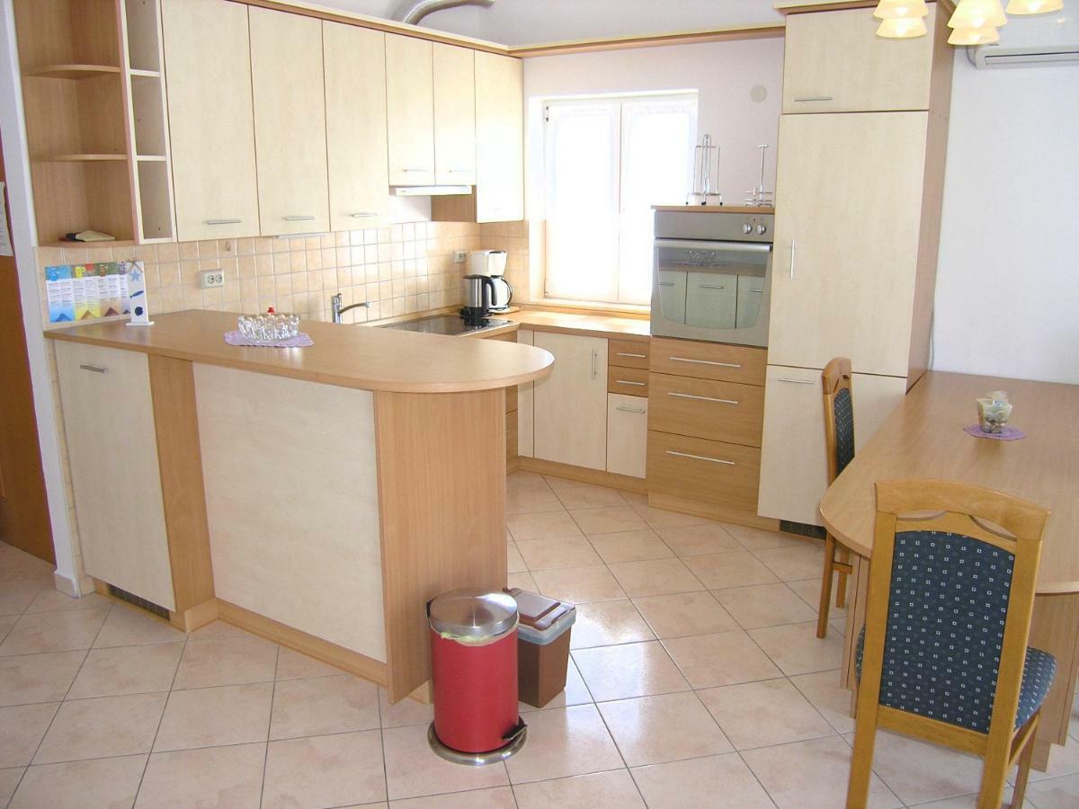 Appartamento Apartman Juric Krk Town Esterno foto